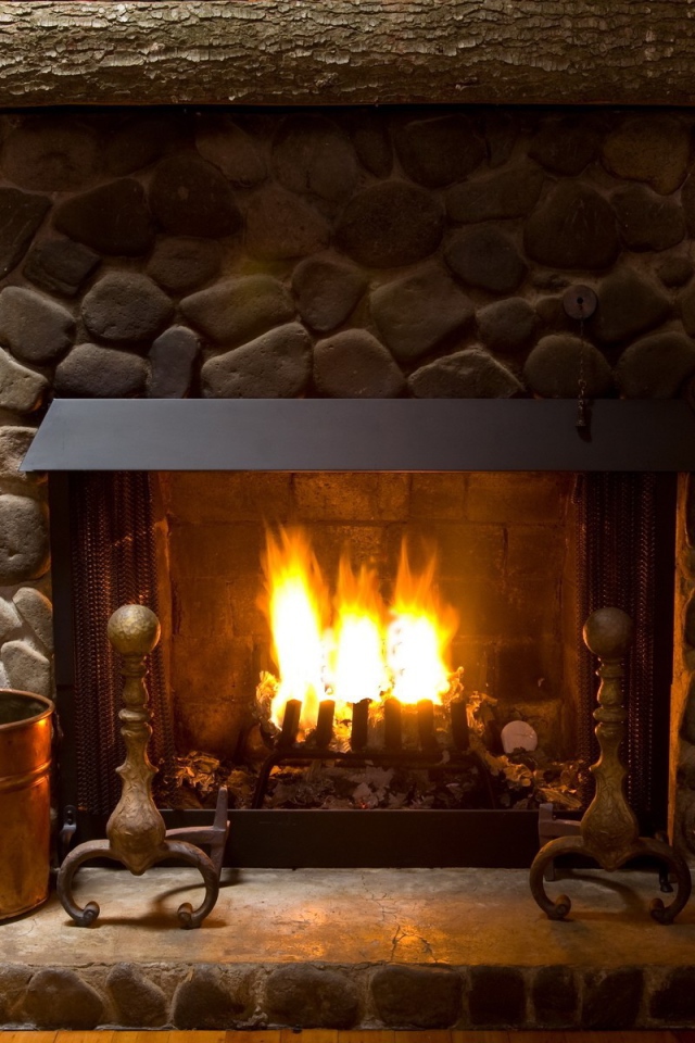 Яркий огонь в камине