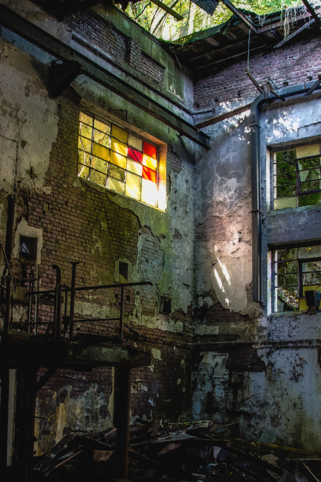 Разрушенный завод