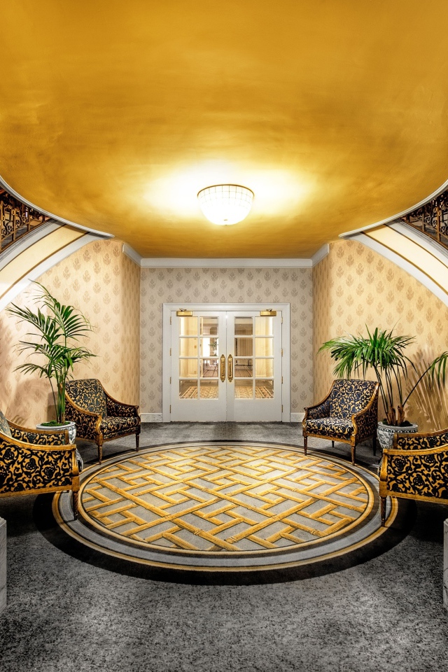 Холл и мраморная лестница