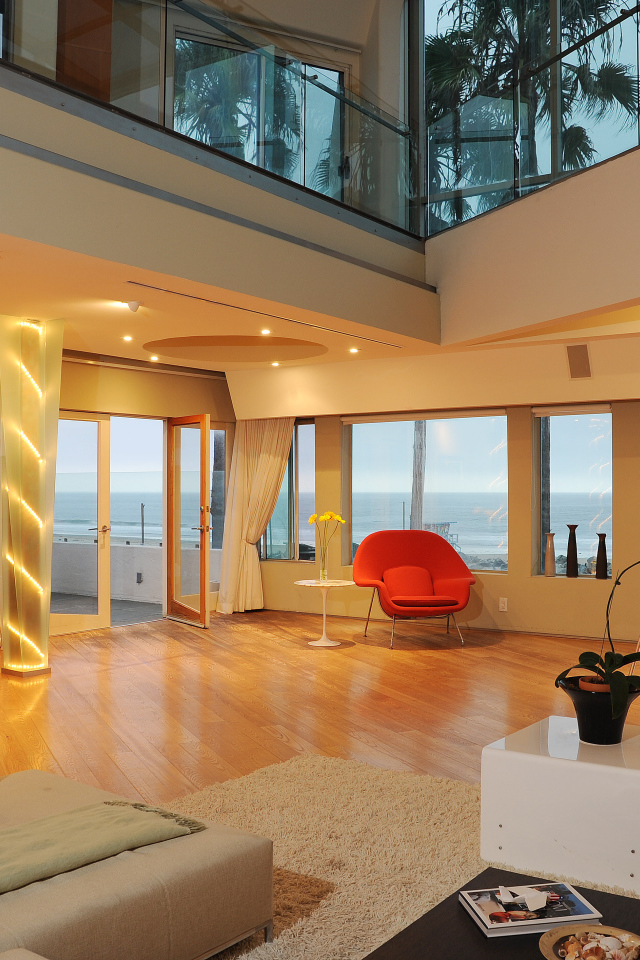 Холл дома около моря