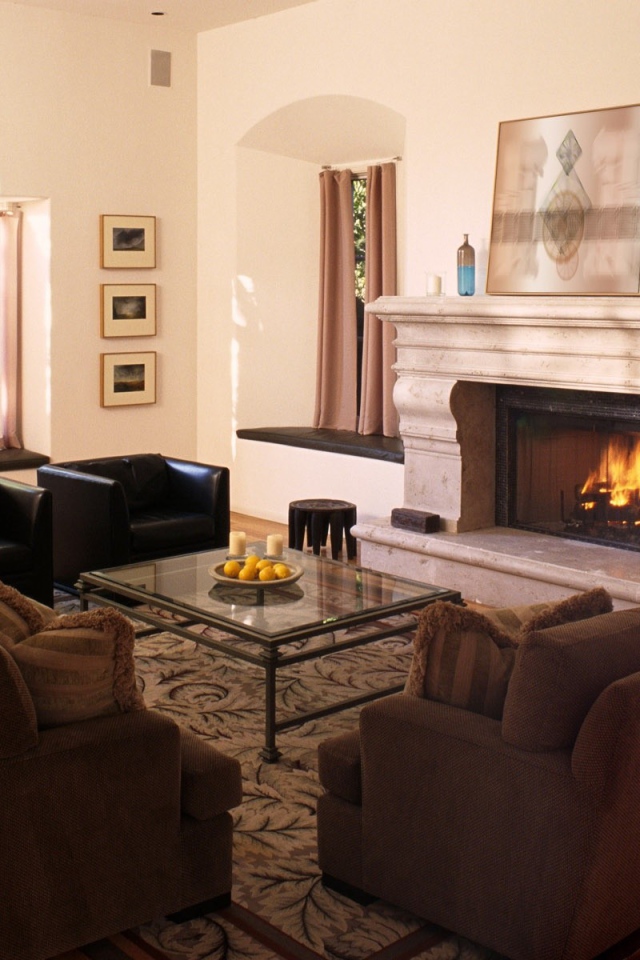 Интерьер комнаты с камином