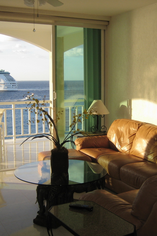 Комната с диваном с видом на море