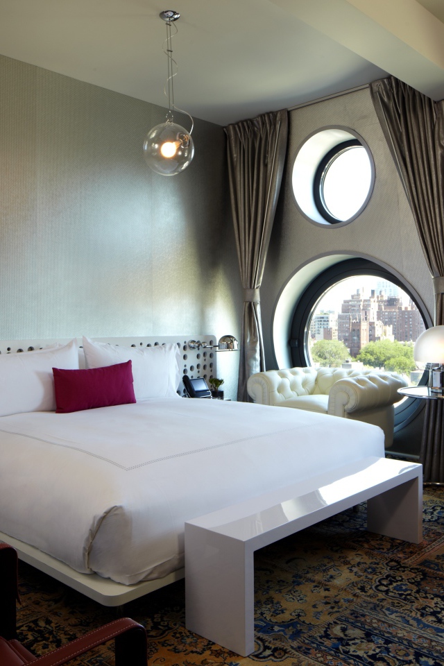 Круглые окна в спальне