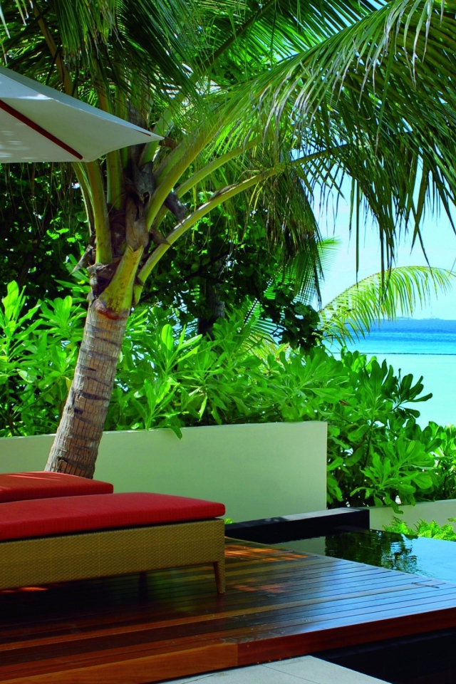 Два лежака для отдыха у моря