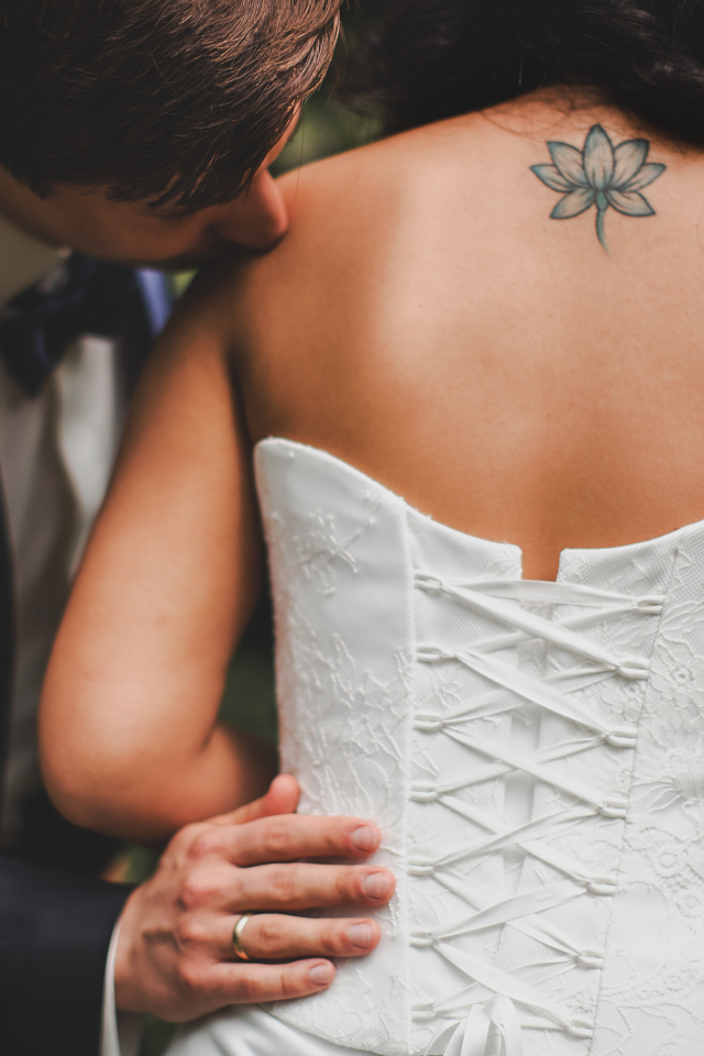 Влюбленная пара в саду