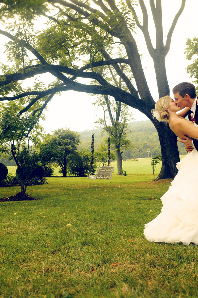 Поцелуй влюбленных в парке