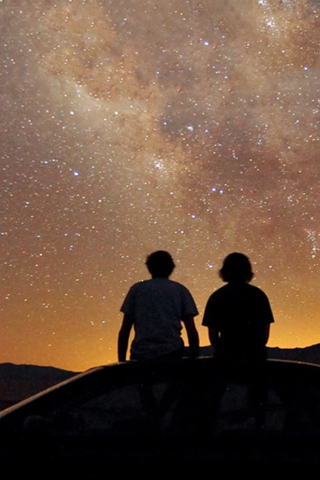 Милая пара на крыше автомобиля