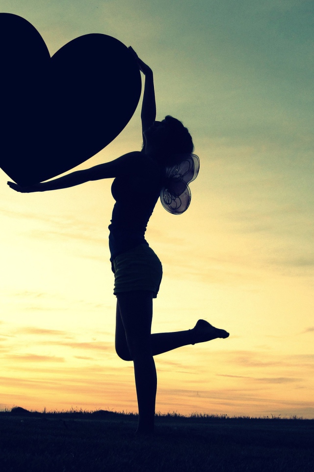 Девушка держит сердечко