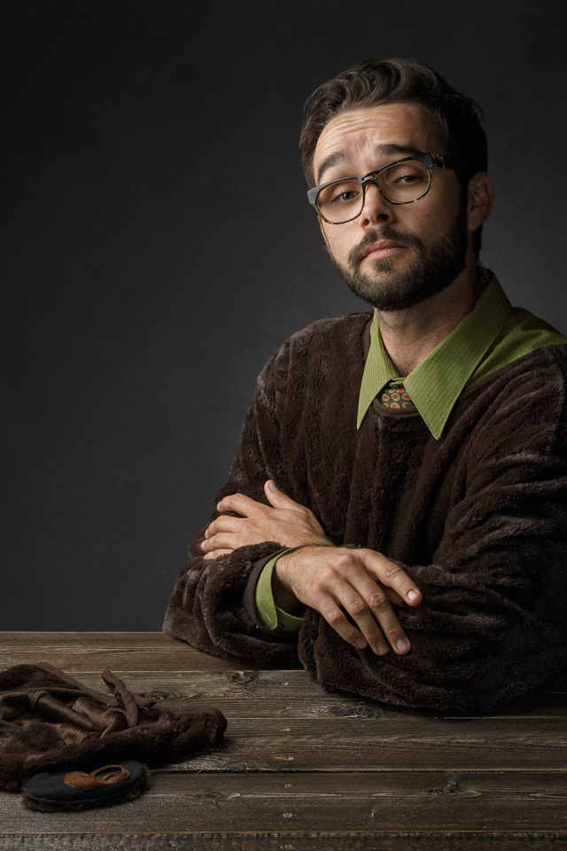 Мужчина в костюме медведя