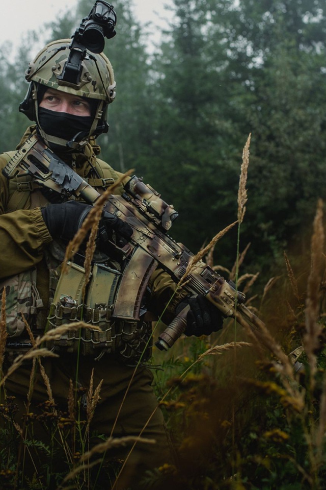 Солдат с повязкой  в траве