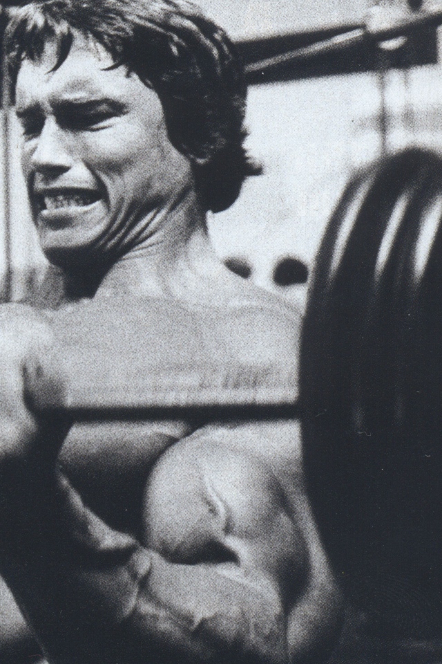 Арнольд Шварценеггер с штангой