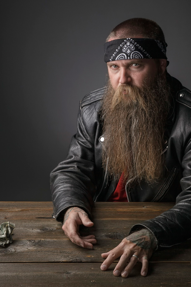Бородатый байкер за столом