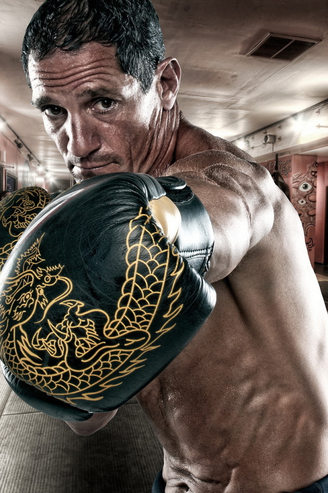 Боксер на тренировке