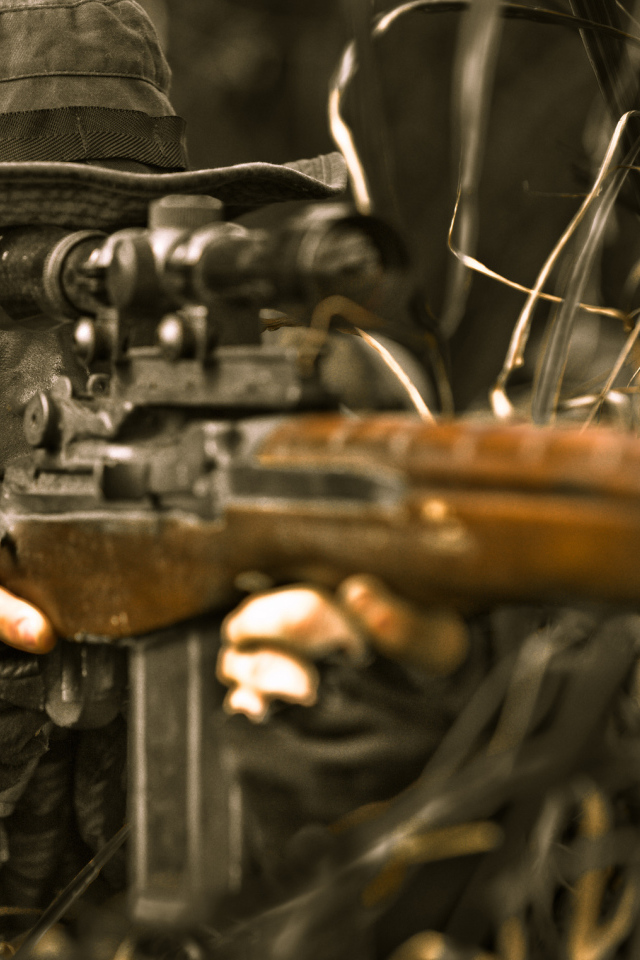 Замаскированный снайпер в траве