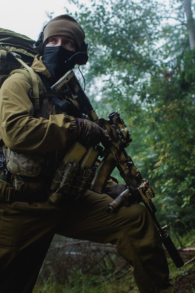 Спецназовец в полном снаряжении