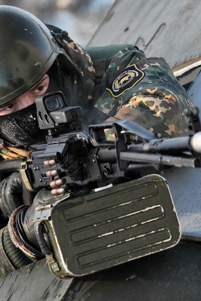 Спецназовец с пулеметом