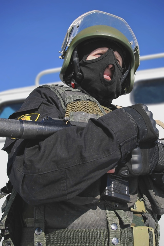 Спецназовец с оружием