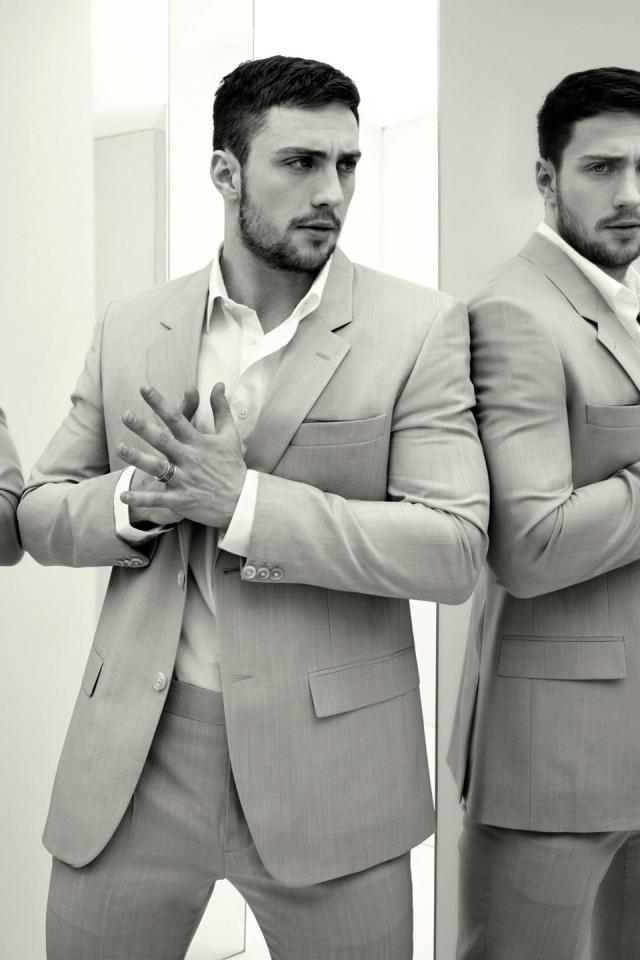 В костюме среди зеркал