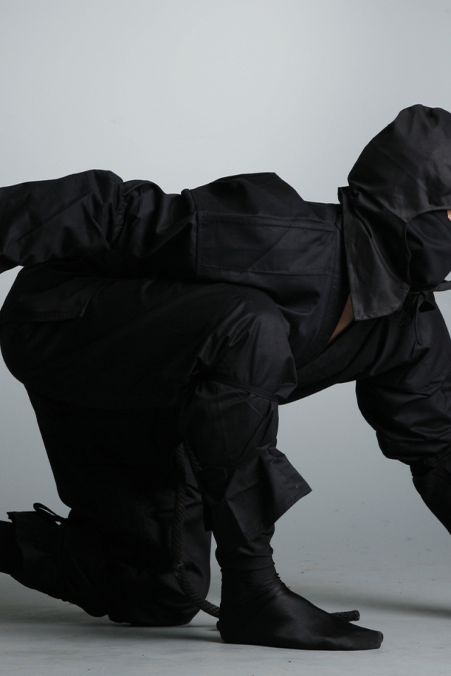 Ниндзя в черном костюме