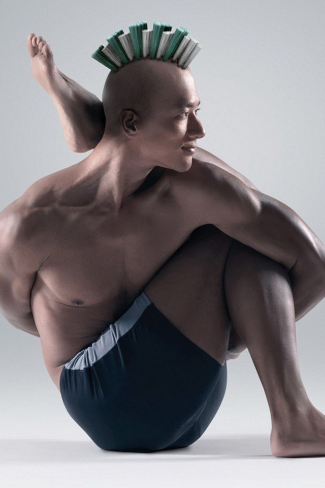 Человек в позе йоги