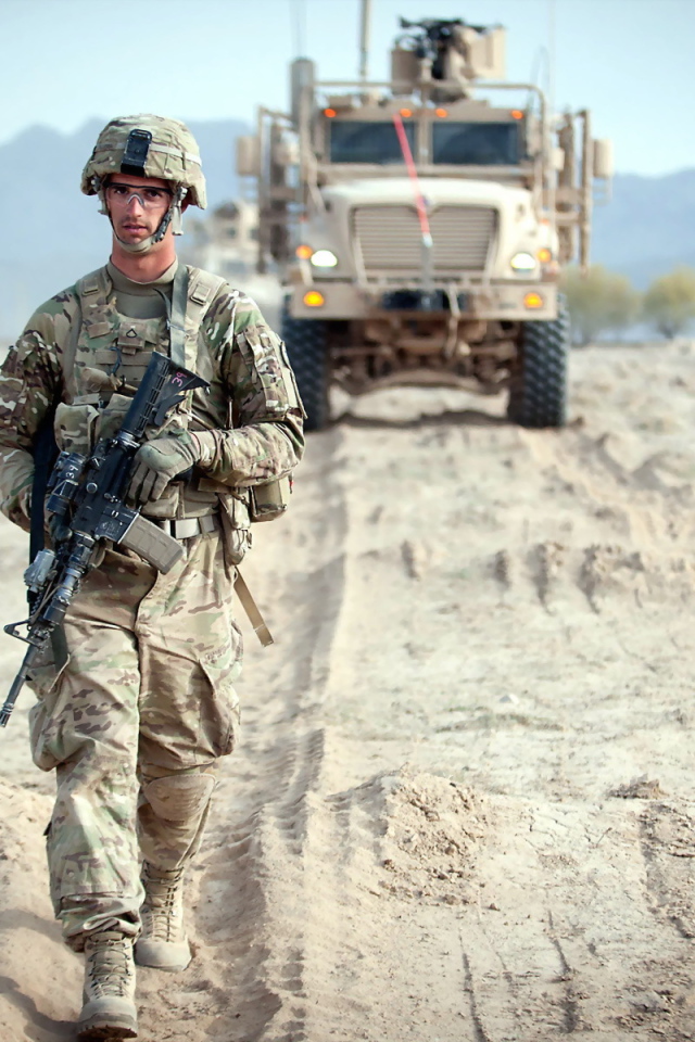 Солдат идет по колее