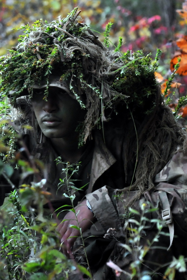 Солдат в маскировке