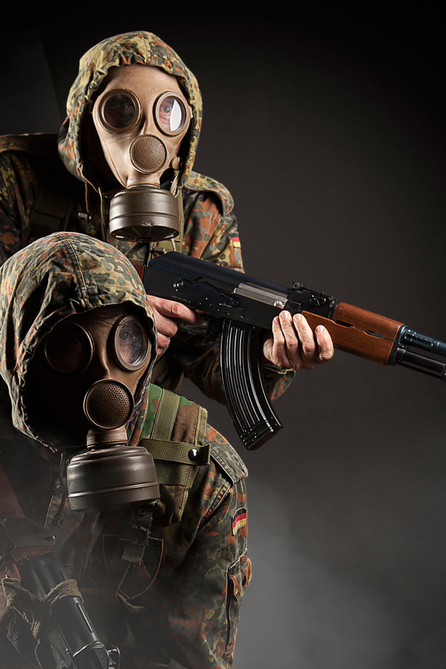 Солдаты в противогазах