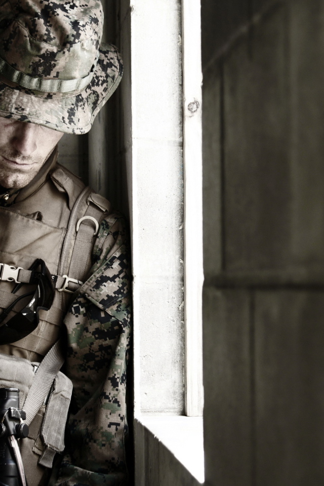 Солдат около окна