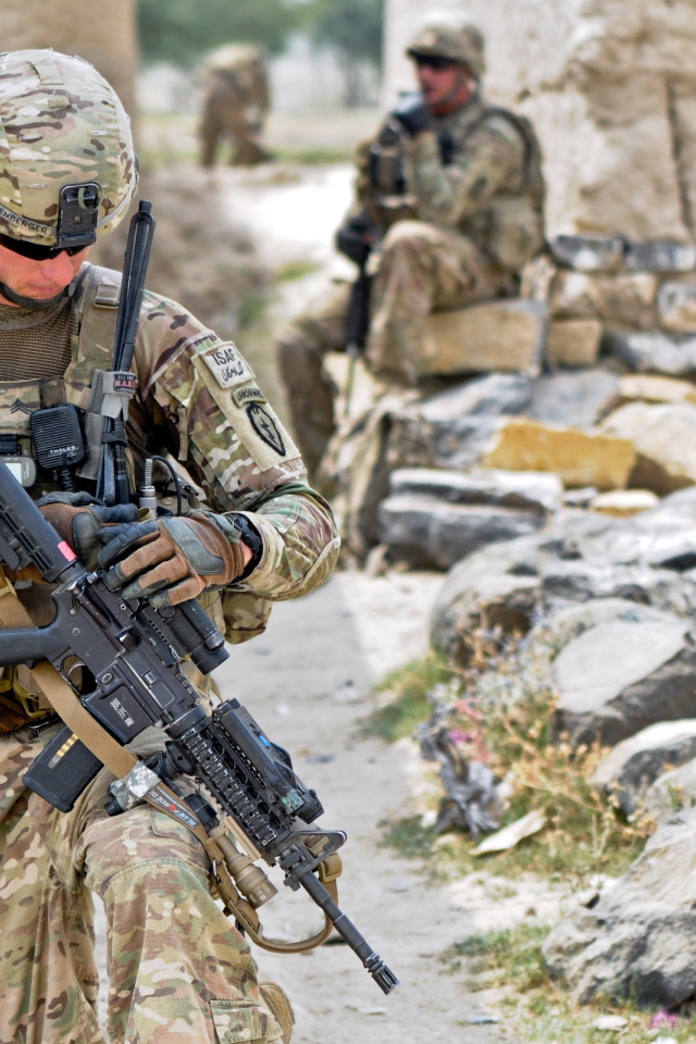 Солдат у каменной стены