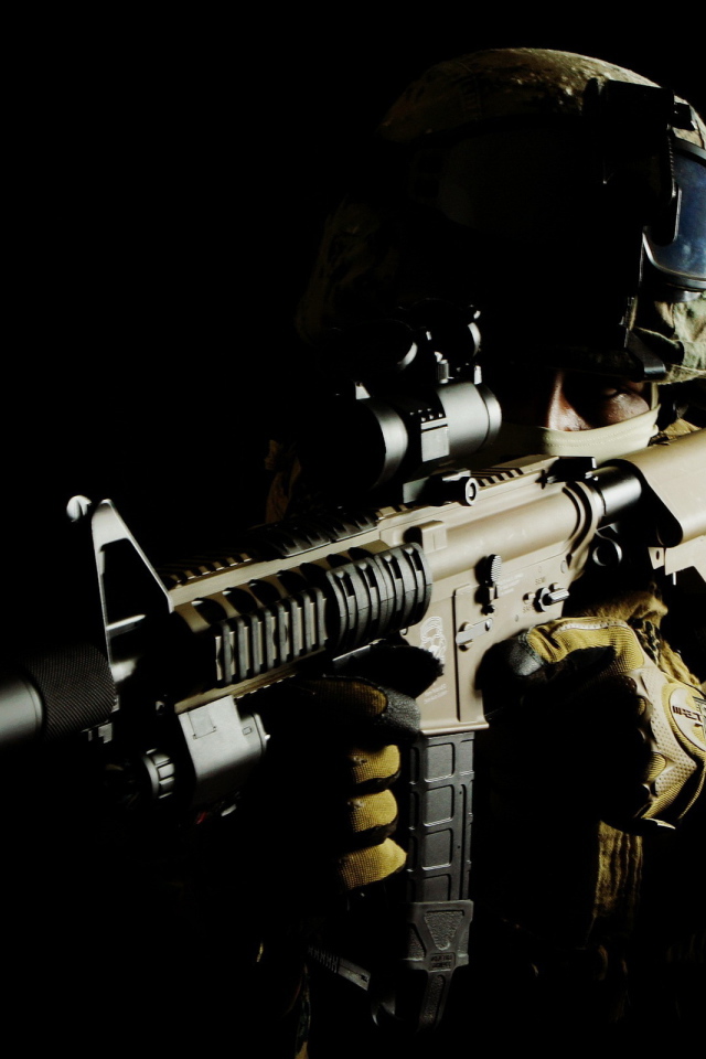 Солдат на черном фоне с автоматом