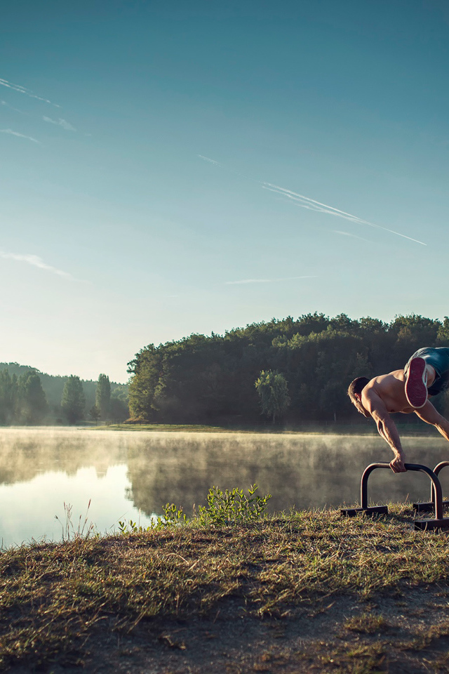 Занятия спортом у озера