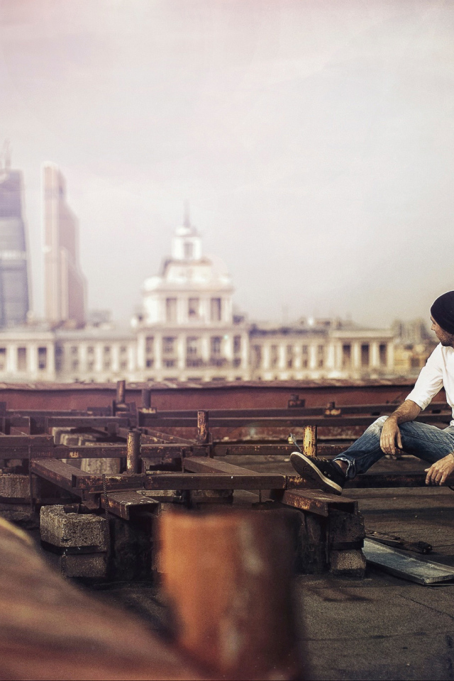 Парень смотрит на город