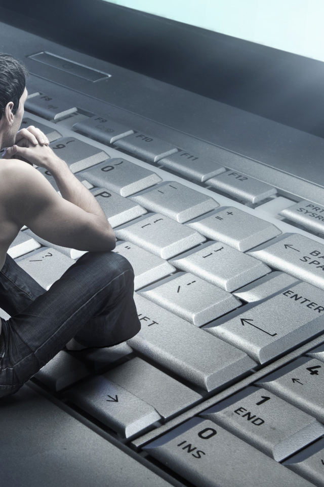 Парень на клавиатуре