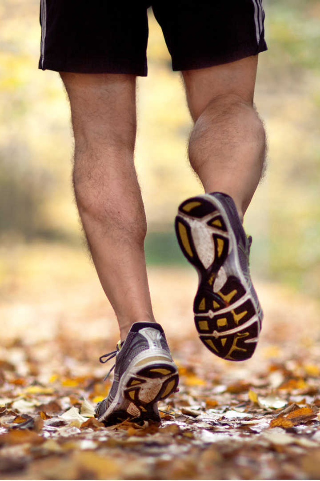 Мужчина в кедах на пробежке