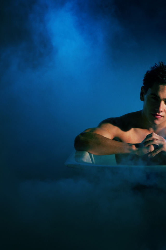 Мужчина в ванне