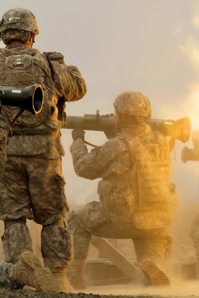 Солдаты стреляют из гранатометов