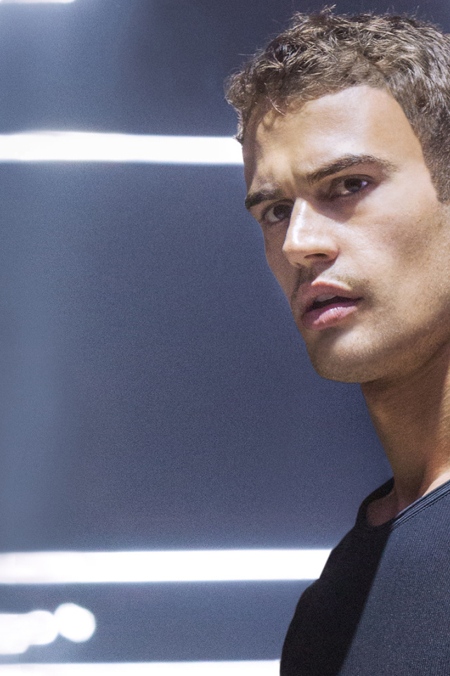 Знаменитость Тео Джеймс