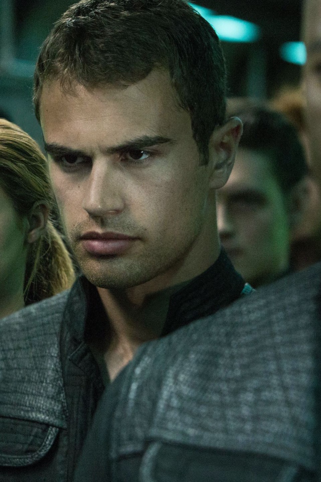 Кинозвезда Тео Джеймс