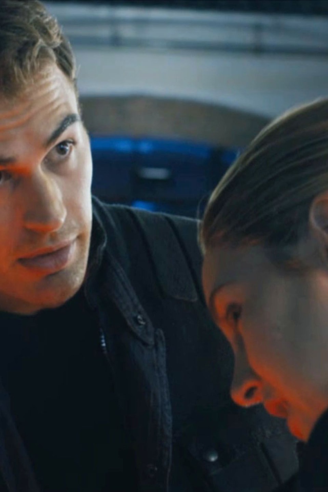 Суперзвезда Тео Джеймс