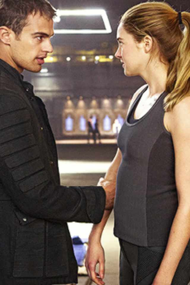 Знаменитая Суперзвезда Тео Джеймс