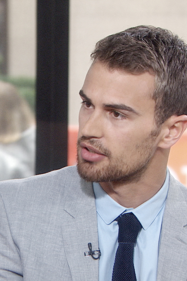 Популярная суперзвезда Тео Джеймс