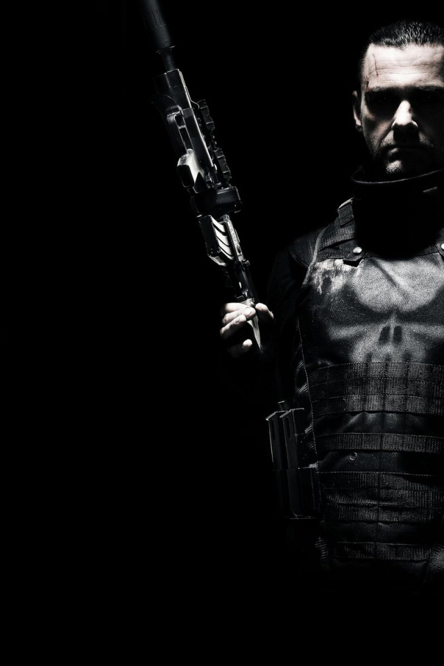 Рэй Стивенсон с оружием