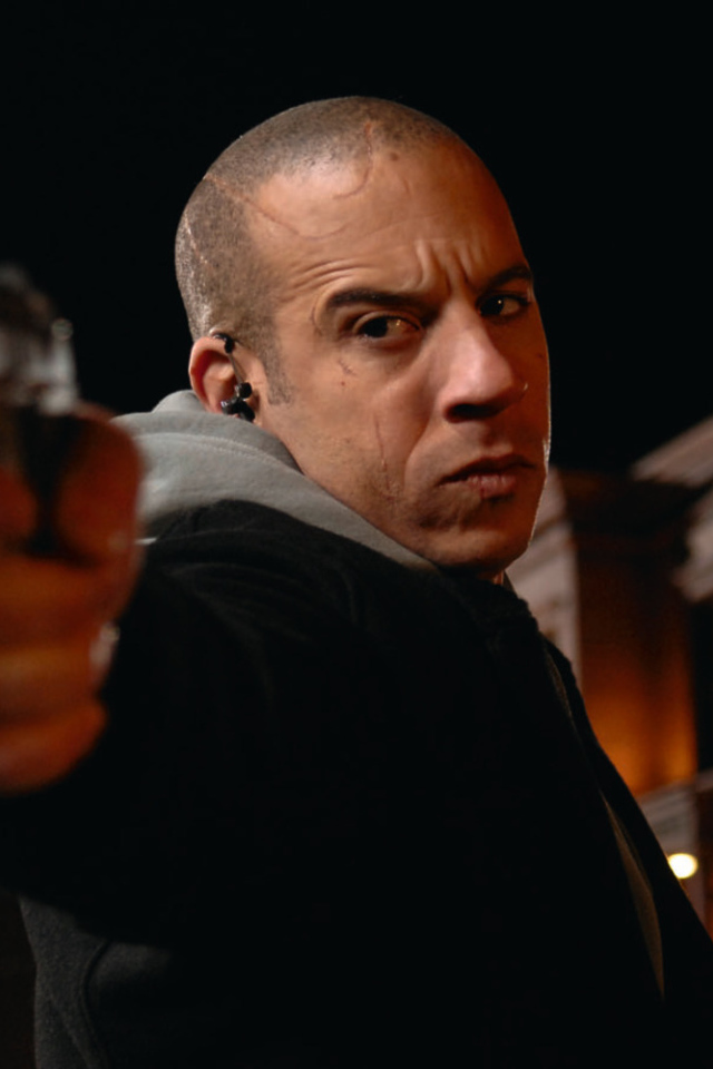 Актер Вин Дизель с пистолетом