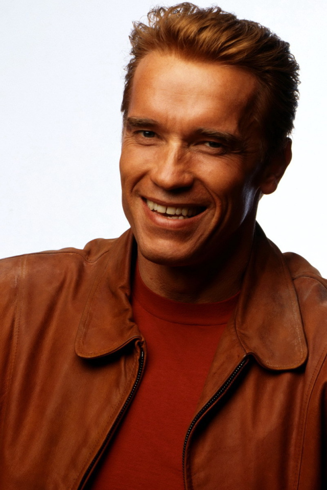 Арнольд Шварценеггер в коричневой кожаной куртке