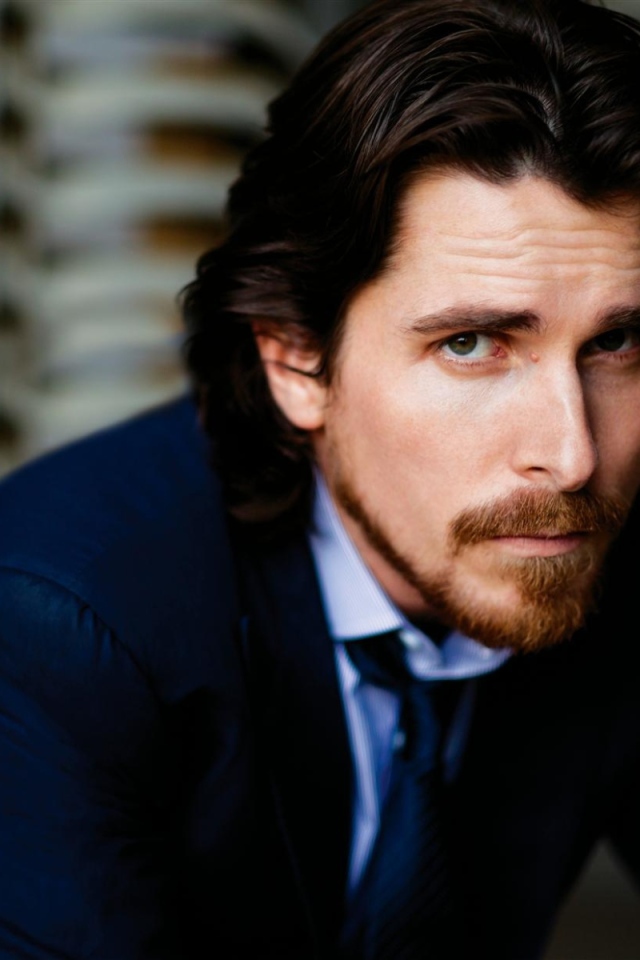 Кристиан Бэйл в черном костюме