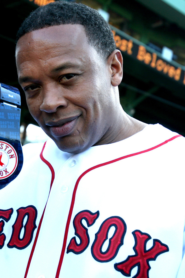 Др. Дре с наушниками