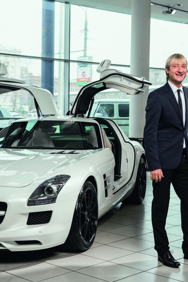 Евгений Плющенко в автосалоне