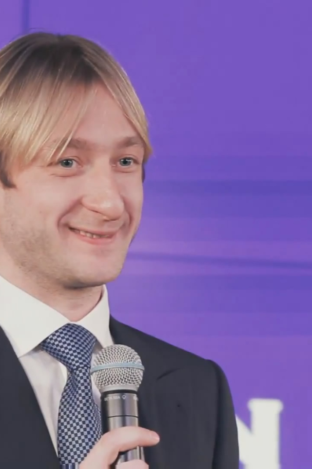 Евгений Плющенко с микрофоном