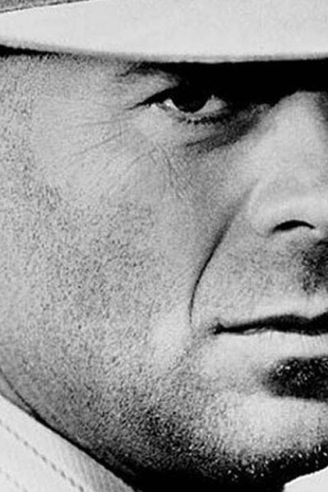 Известный актер Брюс Уиллис в белой шляпе