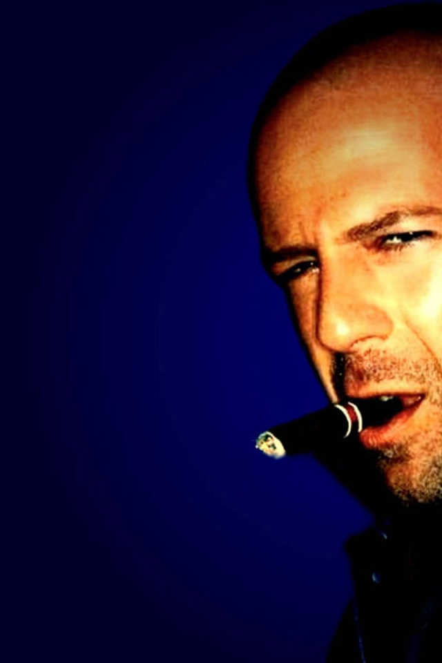 Известный актер Брюс Уиллис курит сигару